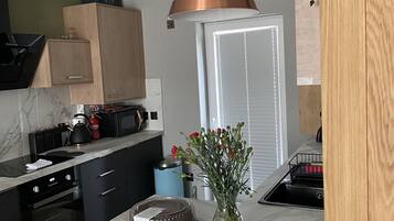 Coffee/tea maker, fridge, microwave, oven