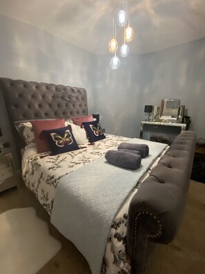 3 bedrooms, iron/ironing board, travel crib, WiFi - Lovely 3 bed, garden Jacuzzi, driveway, free Wifi, close Airport and centre (Edinburgh)