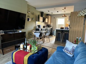 Smart TV, video games - Lovely 3 bed, garden Jacuzzi, driveway, free Wifi, close Airport and centre (Edinburgh)