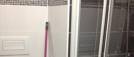 Serviettes fournies, savon, papier de toilette