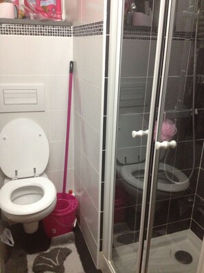 Handtücher, Seife, Toilettenpapier