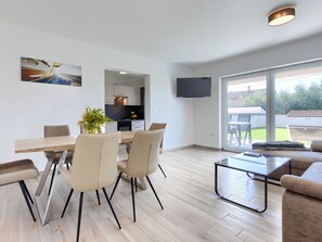 Fernseher, Tischfußball