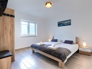 2 bedrooms, desk, WiFi