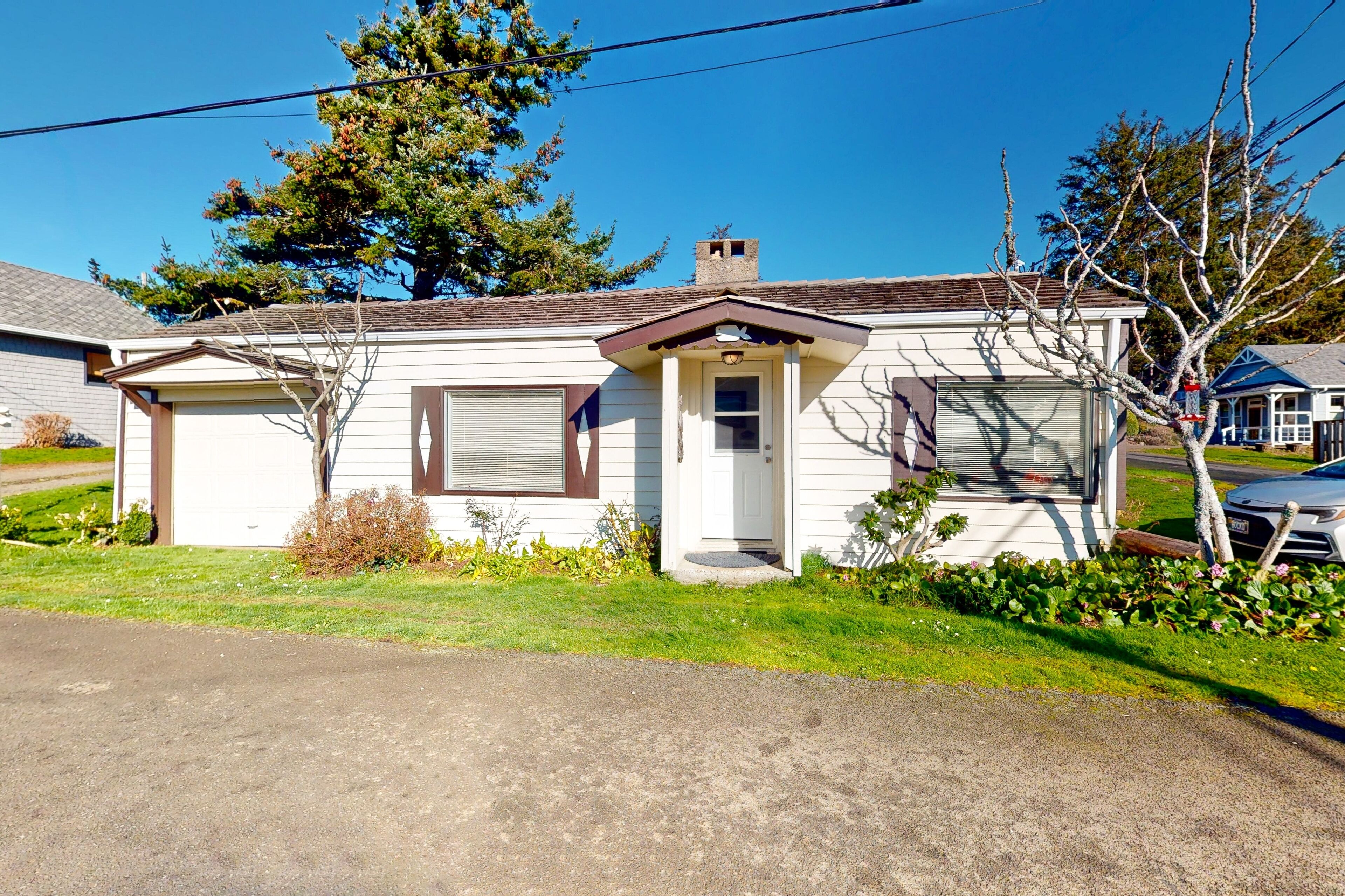 Dog-friendly downtown home near beach with streaming, fireplace, fast WiFi, W/D