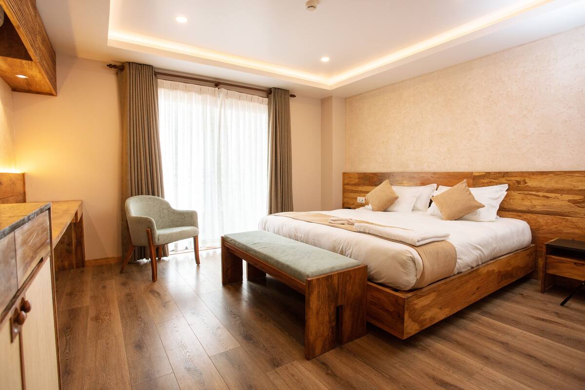Phòng Suite Cao cấp, 1 giường cỡ king, ban công, quang cảnh thành phố | Bộ trải giường bằng vải cotton Ai Cập, bộ đồ giường cao cấp 