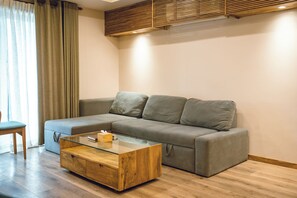 Family Apartment, 1 Bedroom, Kitchen, Courtyard View | Extra beds