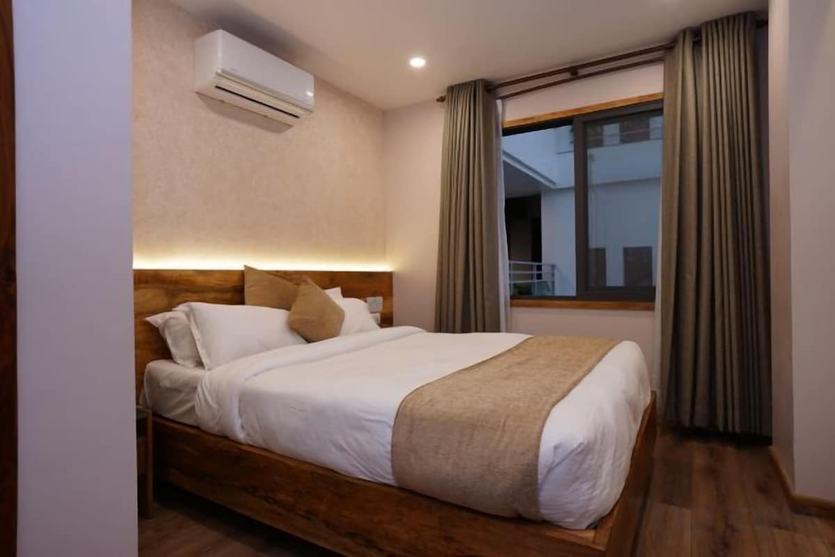 Egyptian cotton sheets, premium bedding, in-room safe, desk