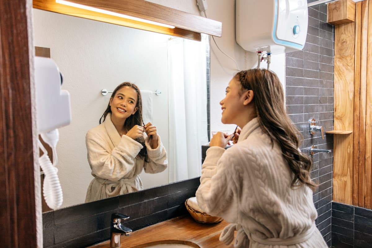 Een douche, gratis toiletartikelen, een haardroger, badjassen