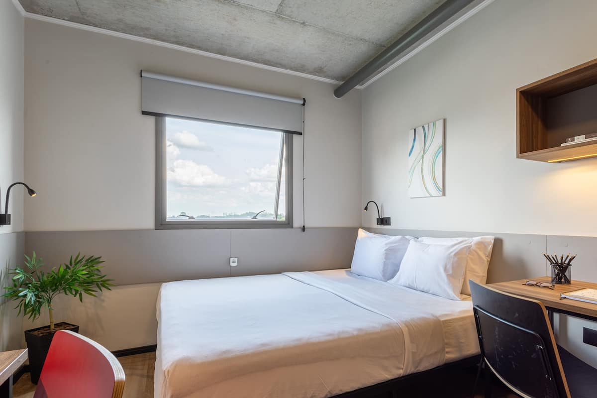 Suite | Desk, iron/ironing board, free WiFi, bed sheets
