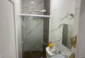 Secadora de cabello, toallas, jabón, papel de baño 