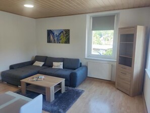 تلفزيون ذكي، مدفأة، كُتُب