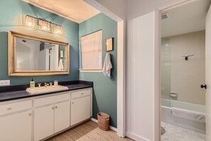 Shower, hair dryer, towels - New! 5 mins to Dt | 30 day Rental | Tarrytown! (Austin)