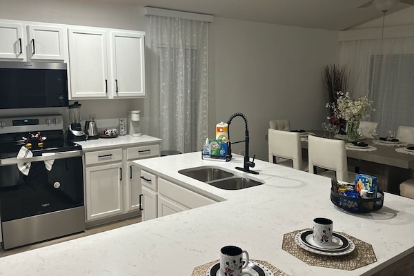 Kjøleskap, mikrobølgeovn, ovn og kokeplater