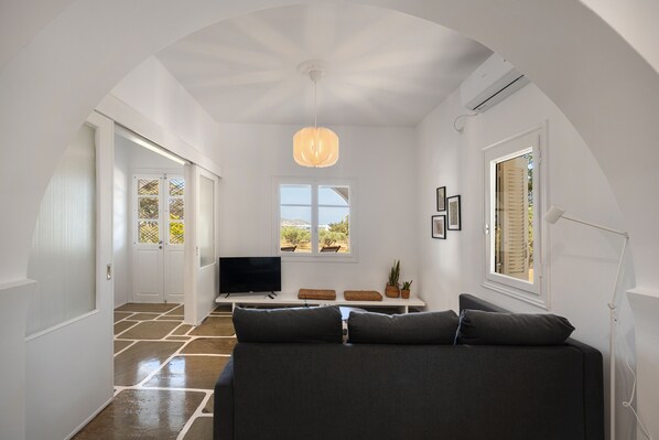 Smart TV - Cycladic Countryside House (Paros)