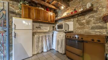 KĂŒhlschrank, Mikrowelle, Ofen, Herdplatte