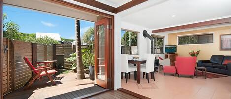 Smart TV, fireplace, stereo