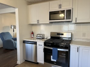 Private kitchen - Spacious Home Sleeps 10, 3bdr, 2 bth, 7 minutes to downtown.  (Columbus)