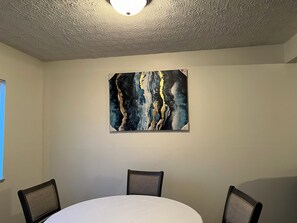 Dining - Spacious Home Sleeps 10, 3bdr, 2 bth, 7 minutes to downtown.  (Columbus)