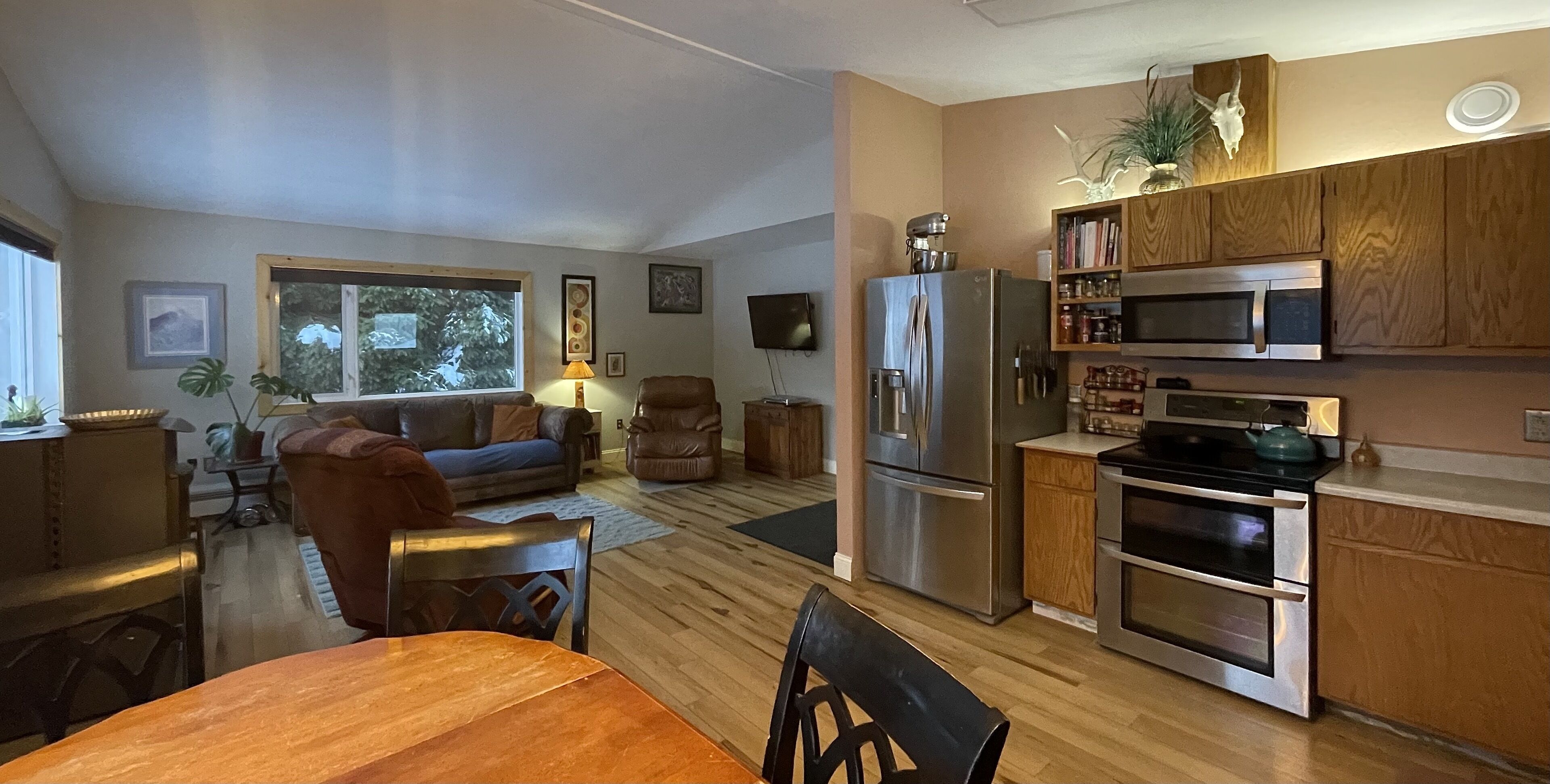 Sunny ranch style home large yard pet friendly