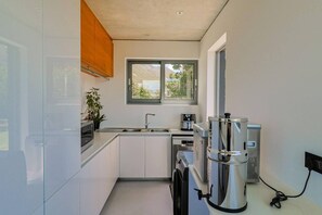 Cafetière/bouilloire, réfrigérateur, micro-ondes, four