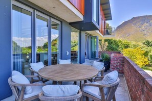 Outdoor dining - Treestone Villa | Elegant Fernkloof Retreat | Lap Pool | Mountain Views (Hermanus)