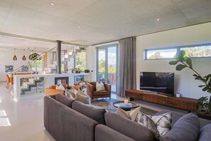 Smart TV y chimenea 