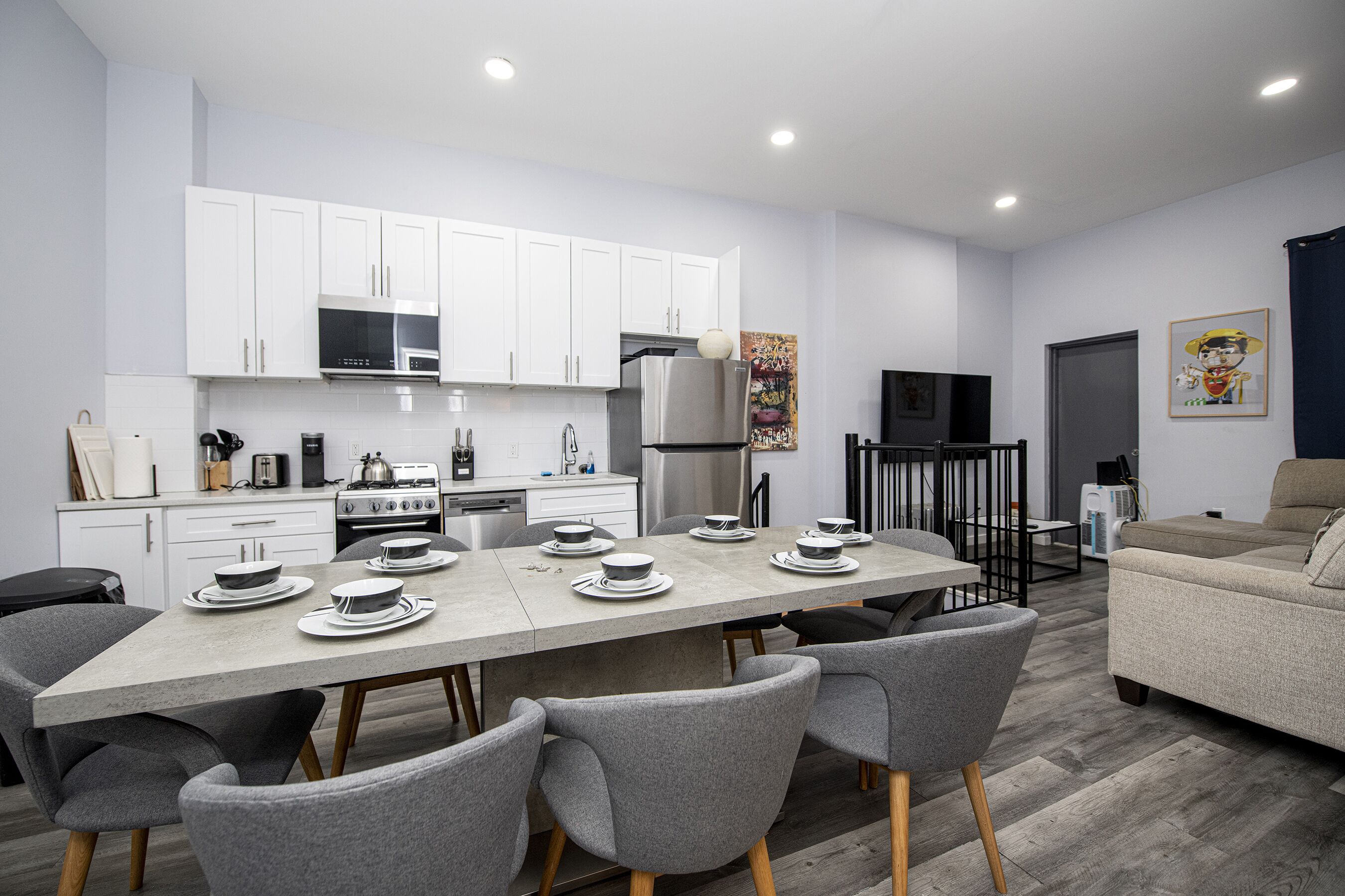 Stylish Duplex Retreat: 5 BR, 3 BA with Chic Decor.