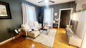 Smart TV - Tranquil Tremont-Stay 4 nights & Enjoy 25% off 5th night (Cleveland)