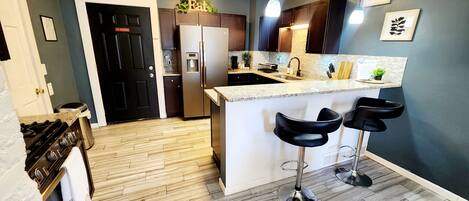 Réfrigérateur, micro-ondes, four, plaque de cuisson