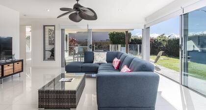 Coastal charm on Casuarina Way with a pool!