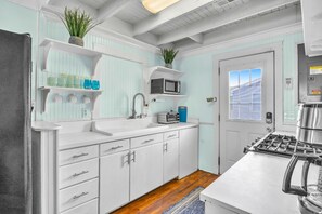 Kühlschrank, Ofen, Herdplatte, Esstisch