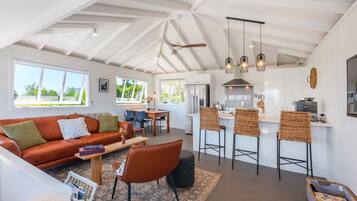 Nhà tiện nghi đơn giản | Khu phòng khách | TV màn hình phẳng