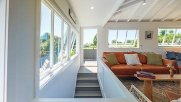 Nhà tiện nghi đơn giản | Khu phòng khách | TV màn hình phẳng