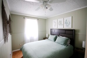 2 bedrooms, desk, iron/ironing board, travel cot - Cozy 2-bedroom bungalow in peaceful Coloma, close to beaches (Coloma)