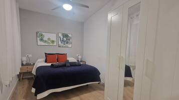 2 slaapkamers, een strijkplank/strijkijzer, internet, beddengoed