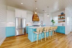 Fridge, microwave, oven, stovetop - Private Pool, Golf Cart Included, Water Front (Port Aransas)