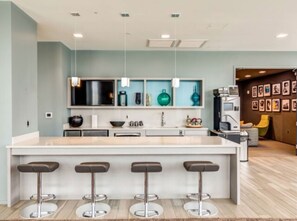 Fridge, microwave, oven, stovetop - Tasteful East Cambridge 1BR w/ Gym & W/D, nr Green Line, by Blueground (Cambridge)