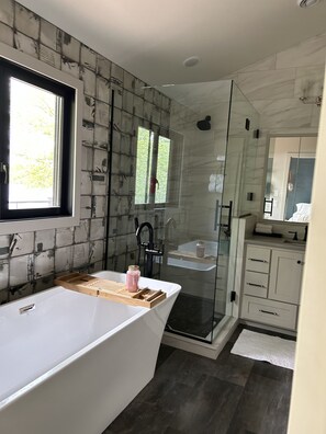 Hårføner, håndklær, såpe og toalettpapir
