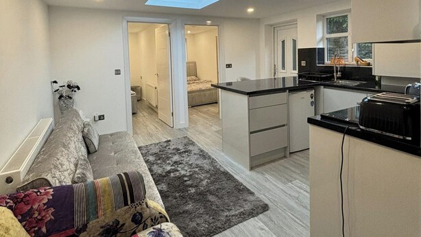 A compact apartment with a kitchenette, a living area with a sofa, a small dining table, and a skylight. - 2 Bed-Sleeps 5-Free Parking-Pet Friendly (High Wycombe)