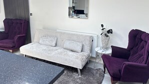 A modern living room with a sofa, two armchairs, a coffee table, and a decorative vase. - 2 Bed-Sleeps 5-Free Parking-Pet Friendly (High Wycombe)