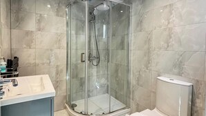 A modern bathroom with a glass-enclosed shower, a sink, and a toilet. - 2 Bed-Sleeps 5-Free Parking-Pet Friendly (High Wycombe)