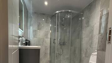 Dusche, Haartrockner, Handtücher