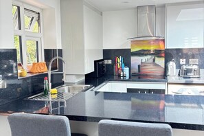 Frigorifero, microonde, forno, piano cottura