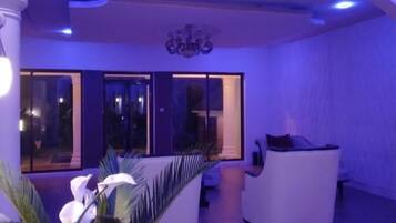 Villa de lujo, vista a la alberca | Área de sala de estar