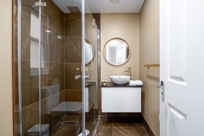 シャワー、ヘアドライヤー、タオル