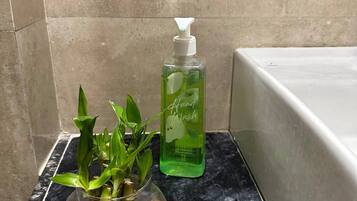 Dusj, håndklær, såpe og sjampo