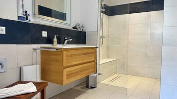 Dusche, Haartrockner, Handtücher