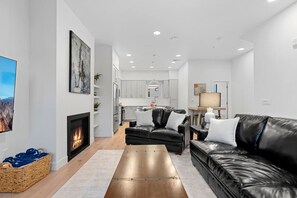 Een smart-tv, een open haard en videogames