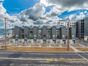 Un immeuble moderne à plusieurs étages, doté d’une rangée de fenêtres uniformes et d’un toit plat.