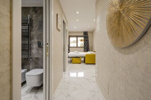 Een douche, een haardroger, een bidet, handdoeken